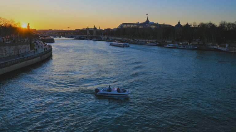 Paris boat